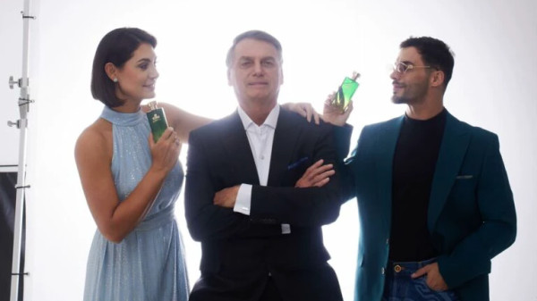 Maquiador de Michelle doa parte de receita do perfume Bolsonaro ao RS