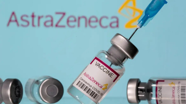 Vacina Oxford-AstraZeneca é retirada do mercado mundial após reconhecimento de efeito colateral raro