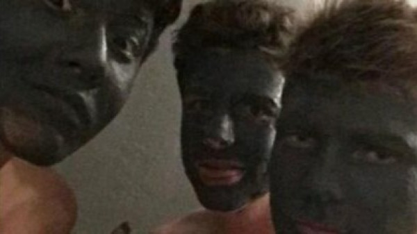 Jovens expulsos de escola por causa de 'blackface' ganham indenização milionária: era máscara antiacne
