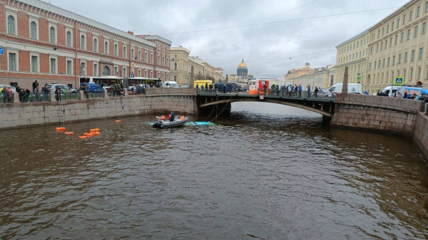VÍDEO: Ônibus cai de ponte e deixa mortos em São Petersburgo 