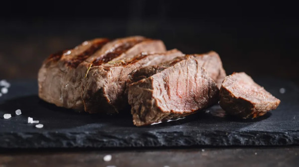 Comer carne vermelha todo dia faz mal? Entenda os impactos na dieta