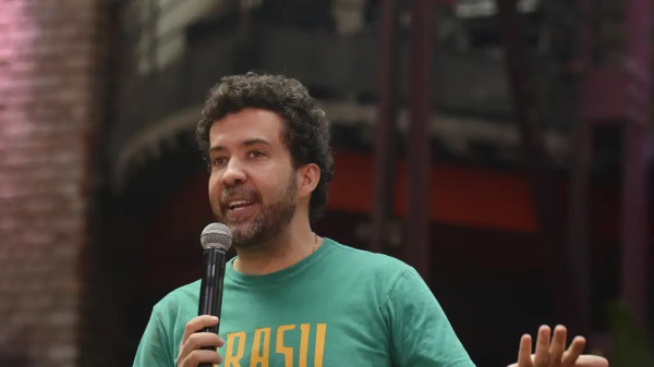 Flávio Dino suspende julgamento de queixa-crime de Bolsonaro contra Janones