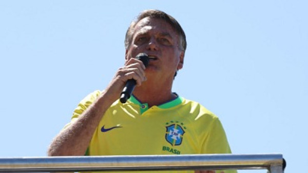 Bolsonaro critica pesquisa de opinião no RS e cita 'prostituição' da mídia