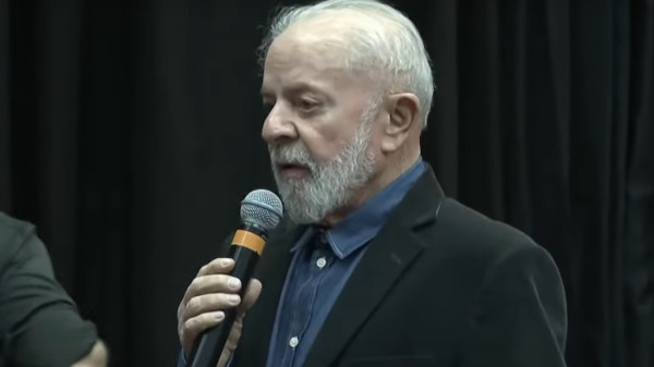 Lula se diz 'moderno' e brinca: 'Homem ou mulher, vou beijando'; VEJA VÍDEO