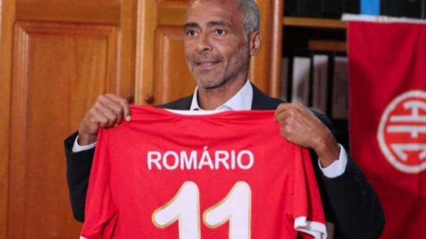 Com 58 anos, Romário planeja reestreia no futebol neste sábado
