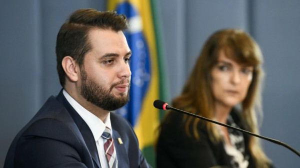 Alexandre de Moraes nega pedido de soltura de Filipe Martins