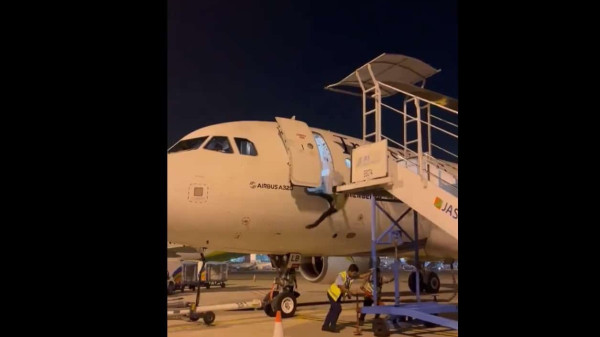 Vídeo: Funcionário cai de avião após ter escada de desembarque removida