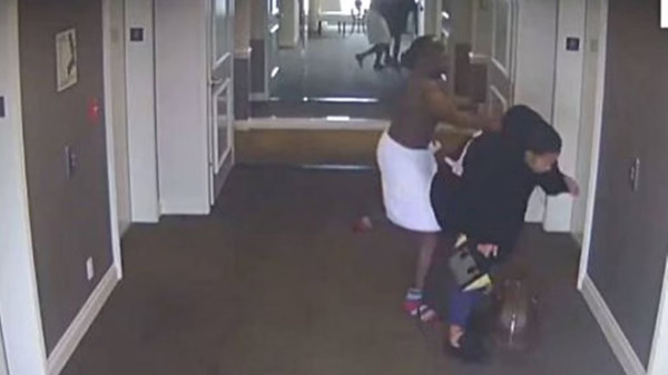 Vídeo mostra rapper Diddy espancando ex-namorada em hotel; VEJA