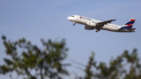 Com rombo de R$ 1,8 bilhão, companhia aérea rival da Latam está prestes a falir; entenda