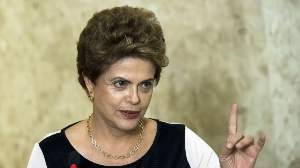AGU cobra dívida de Dilma referente a multa por propaganda eleitoral irregular