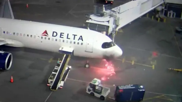 VÍDEO: Avião da Delta pega fogo e obriga evacuação urgente