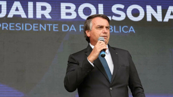 Bolsonaro orienta como desativar filtro de política em rede social