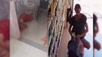 Cadeirante 'passa mal' em farmácia enquanto comparsa furta; VEJA VÍDEO