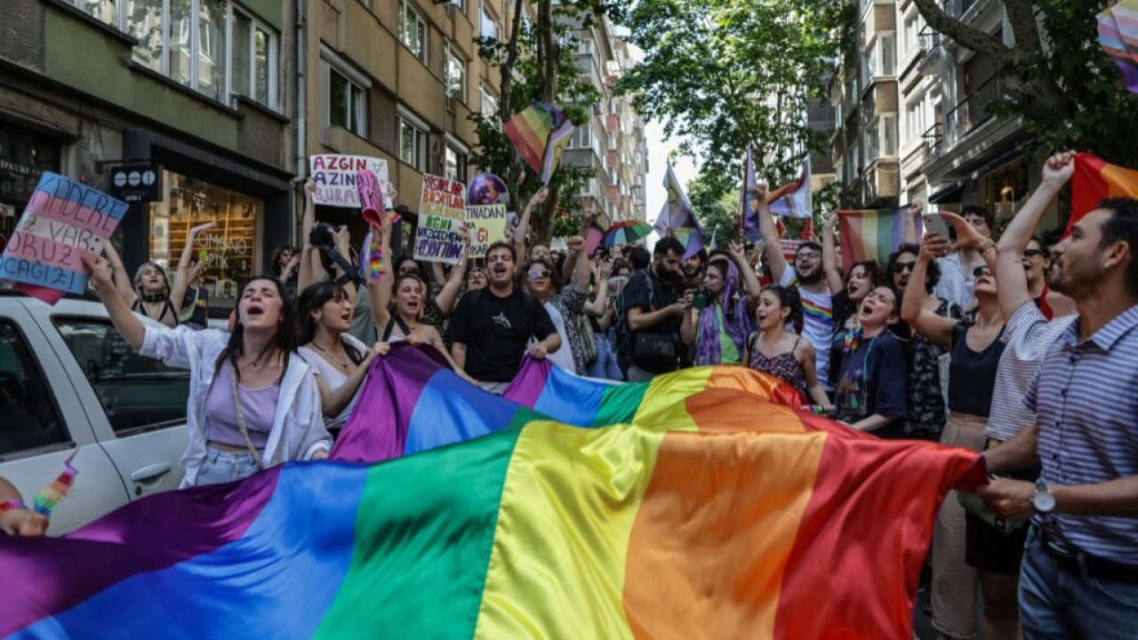 Parada do Orgulho LGBTQIA+ em Istambul Foto: EFE/EPA/ERDEM SAHIN