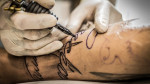 Estudo revela bactérias perigosas em tintas de tatuagem