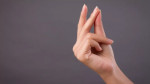 Estalar os dedos: Hábito inofensivo ou potencialmente perigoso? Entenda