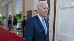 Capa de revista americana exibe andador e pede que Biden desista de candidatura