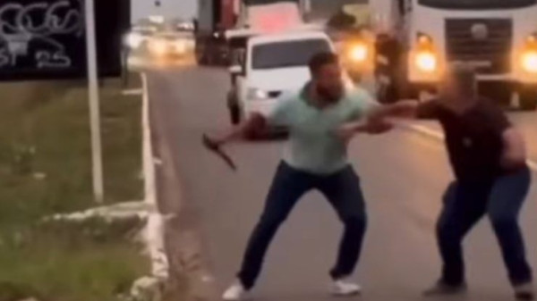 Briga no trânsito vira cena de filme: colisão termina com perseguição e troca de facadas; VEJA VÍDEO