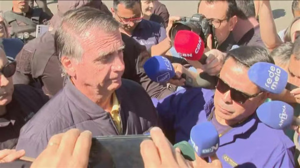 AGORA: Bolsonaro diz que tem o recibo dos 14 mil dólares