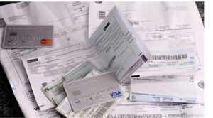 Endividamento das famílias atinge recorde histórico no Brasil e volta a elevar inadimplência