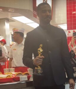 DO OSCAR AO FAST-FOOD: Ganhador do Oscar comemora prêmio em lanchonete; VEJA VÍDEO