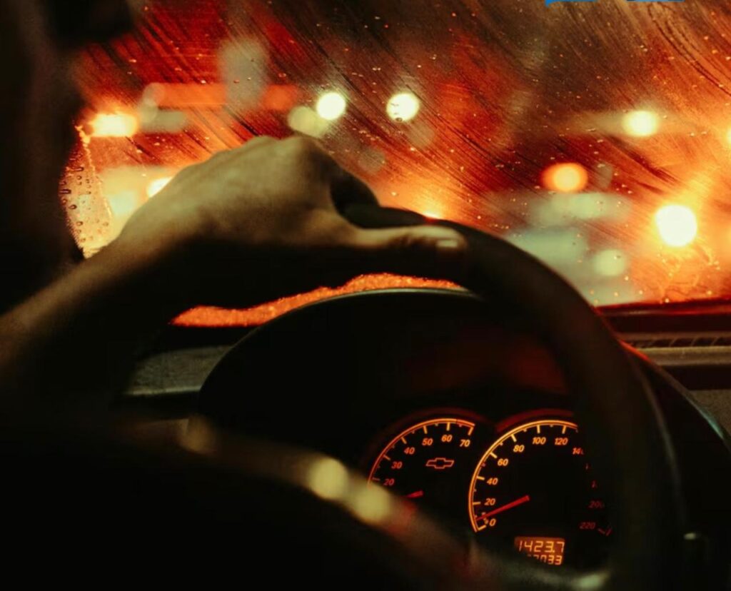 CONFUSÃO: homem é condenado por dirigir nu com o marido da amante no capô do carro