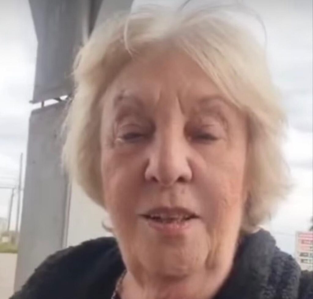 Mãe de Carla Zambelli comemora emocionada liberdade da filha; VEJA ...