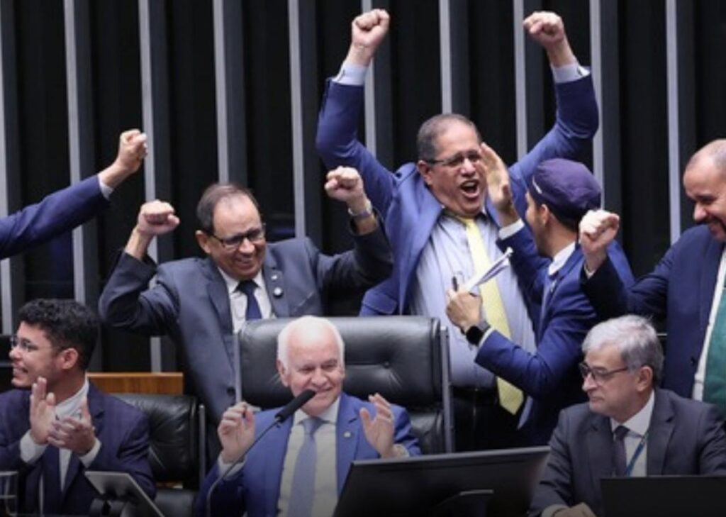 EXTRA DBN: Câmara aprova PEC que amplia isenção de tributos para igrejas