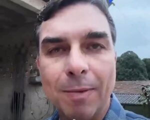 Flávio Bolsonaro reage fortemente após Lula chamar "nossos criminosos" em discurso inflamado contra os EUA; ASSISTA VÍDEO
