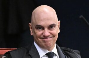 Alexandre de Moraes barra pedido apresentado por Flávio Bolsonaro para Polícia Federal ouvir Lula sobre Maduro