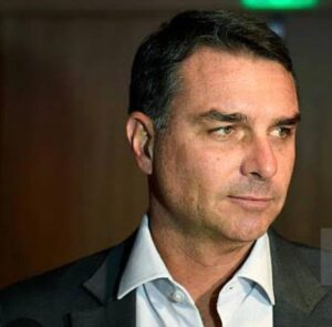 Flávio Bolsonaro reage e faz postagem sobre atentado ao cabo Deyvison; VEJA POSTAGEM