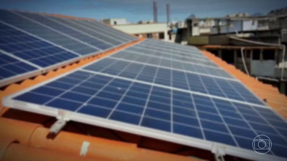 Superoferta de energia solar provoca sobrecarga no sistema elétrico brasileiro e obriga desligamento de usinas — Foto: Reprodução/Jornal Nacional