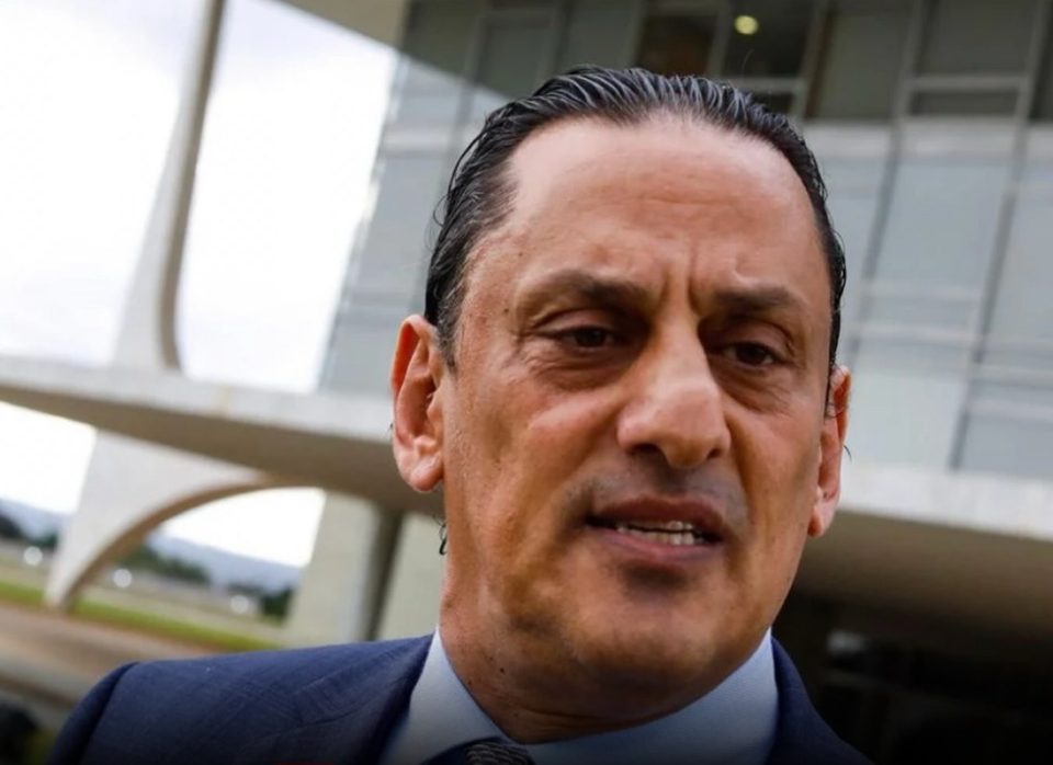 URGENTE: Moraes ordena perícia em celulares de Wassef, advogado de Bolsonaro