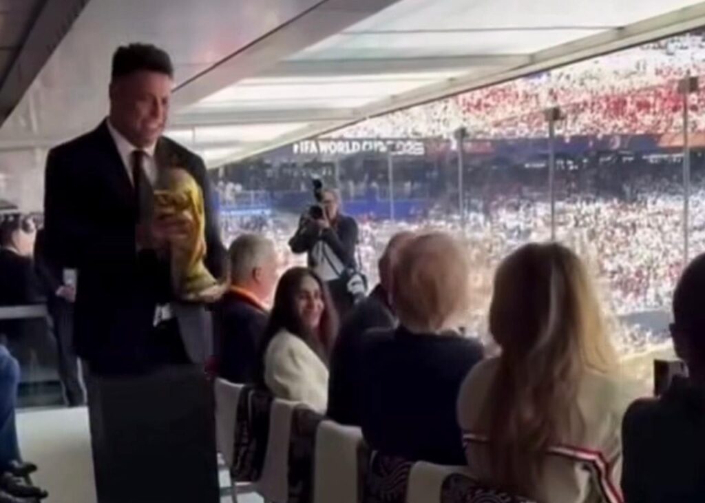 Ronaldo surpreende ao levar taça da Copa do Mundo para Donald Trump; VEJA MOMENTO
