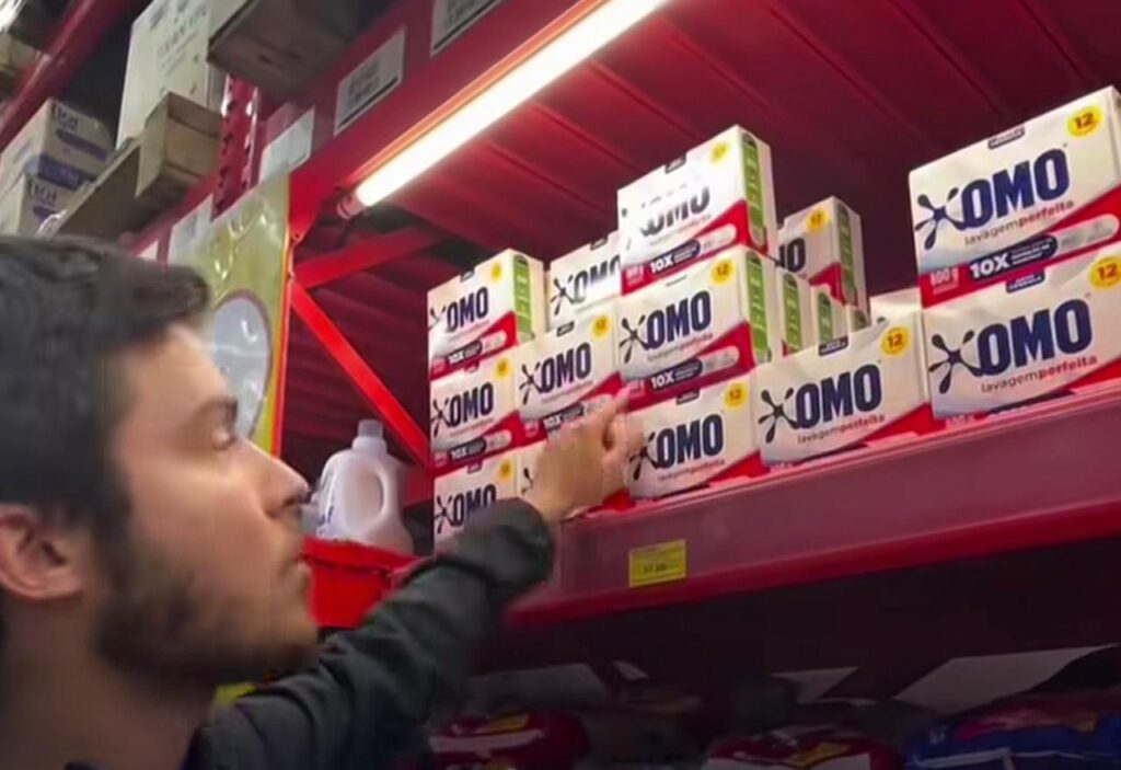 Homem viraliza após expor que produtos nos supermercados estão com embalagens menores e mais caras; VEJA VÍDEO