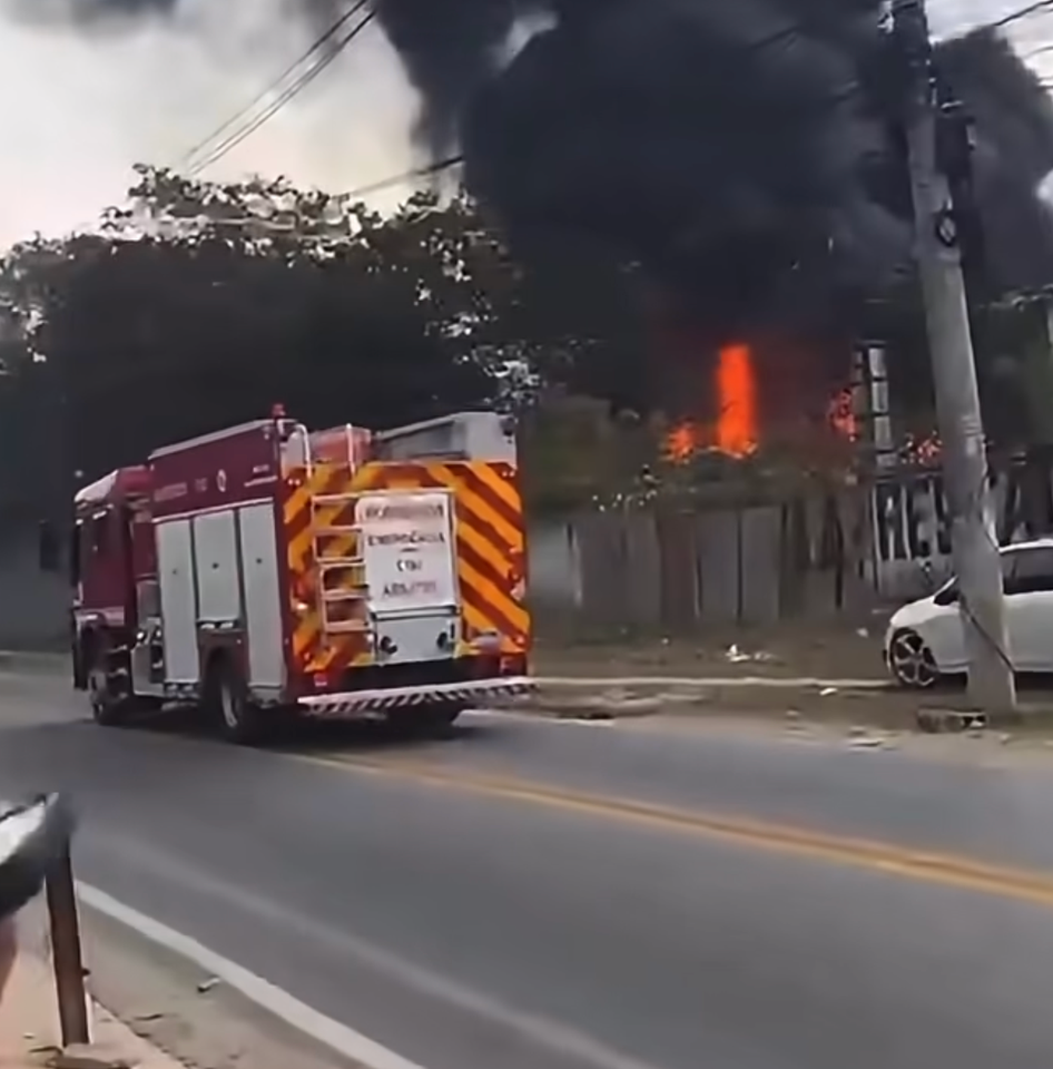 CENAS IMPRESSIONANTES: Esgoto explode enquanto motoristas passam por rua próxima a fábrica em chamas; VEJA VÍDEO
