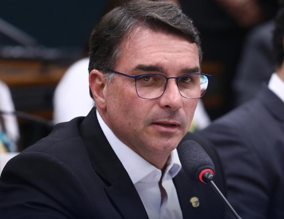 URGENTE: PT aciona TSE contra Flávio Bolsonaro sobre suposto grupo envolvendo vice de Trump