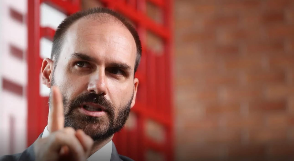 URGENTE: PF demite Eduardo Bolsonaro por abandono de cargo