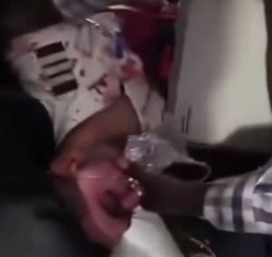 IMAGENS SENSÍVEIS: Briga entre pilotos se transforma em desespero de passageiros em pleno voo; piloto é esfaqueado e avião sofre perda brusca de altitude. VEJA VÍDEO