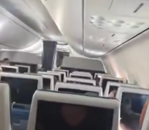 ATERRORIZANTE: Mais imagens mostram o desespero dentro do avião que seguia para Israel e teria sofrido um possível ataque terrorista; VEJA VÍDEO