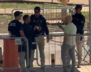 Homem tenta entrar no STF alegando ser "imperador" e é retirado do local; VEJA MOMENTO