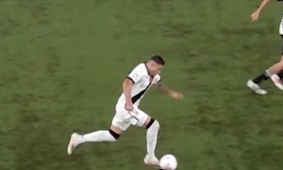 IMAGENS FORTES: jogador do Vasco da Gama sofre forte impacto e deixa campo desacordado; VEJA MOMENTO