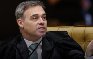 AGORA: André Mendonça manda retirar vídeo de Janones e Lindbergh contra Flávio Bolsonaro