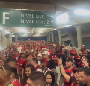 Torcida do Flamengo entoa xingamentos contra Lula durante saída do Maracanã; VEJA VÍDEO