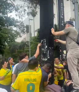 Aliados de Flávio Bolsonaro participam de ação de limpeza na Avenida Paulista após manifestação; ASSISTA VÍDEO