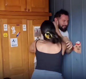 Confusão: mulher flagra marido na cama com outra e pula pela janela para tirar satisfação; VEJA VÍDEO