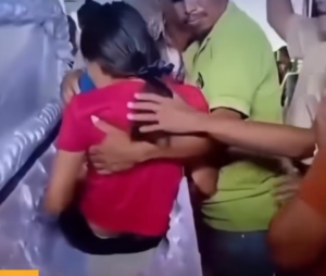Cenas impressionantes: Jovem dada como morta pela família desperta durante o próprio velório na Guatemala; VEJA IMAGENS
