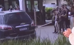 URGENTE: Flávio Bolsonaro acaba de chegar para visitar o pai; veja imagens do momento