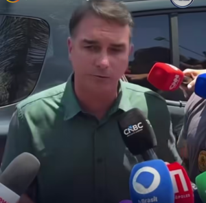 Após visitar o pai, Flávio Bolsonaro revela como votará sobre o fim da escala 6x1 em entrevista; ASSISTA RECORTE